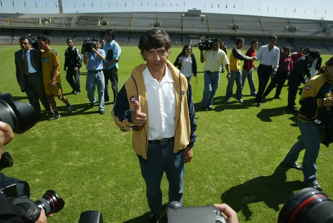  Miguel España, seleccionado nacional en 1986, reconoce a los aficionados que asistieron al partido del ‘Tri' en la Copa Oro, pese al riesgo de redadas, y advierte que el futbol mexicano le debe mucho a los migrantes en estados Unidos. Sobre el silencio de los dirigentes, el ex técnico de Pumas considera que se debe a que dan prioridad al negocio. 