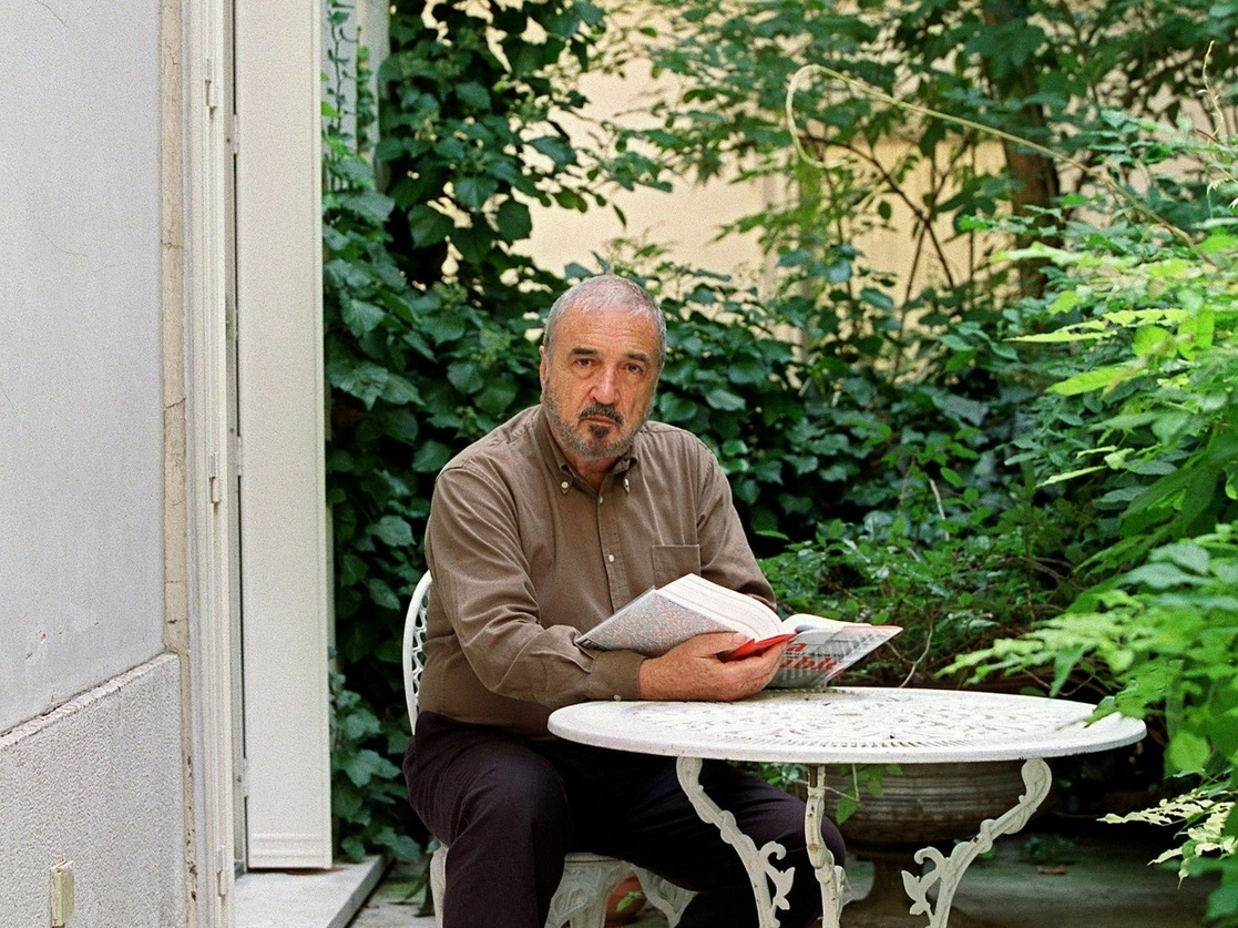 Jean-Claude Carriere, también adaptador de obras literarias y autor de ensayos, falleció ayer a los 89 años. En la imagen, en su jardín en 2021. Foto Afp