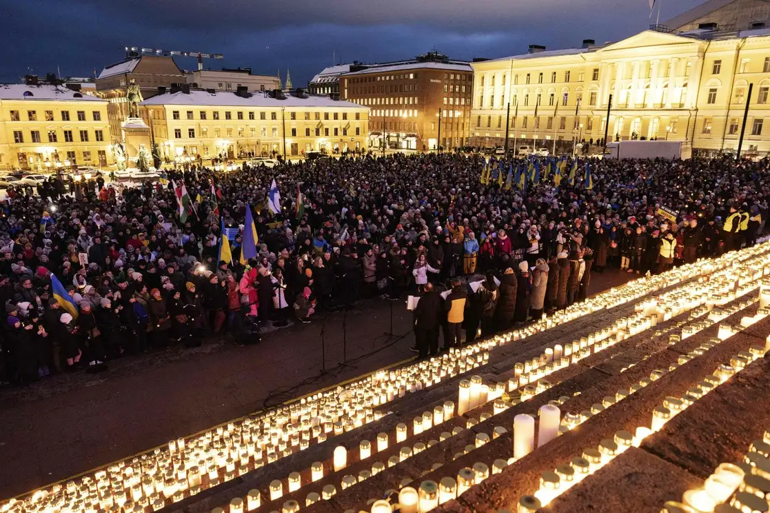 Realizan conmemoración por las víctimas de la guerra en Ucrania en el contexto del primer aniversario de la invasión rusa en Helsinki, Finlandia. Foto Afp