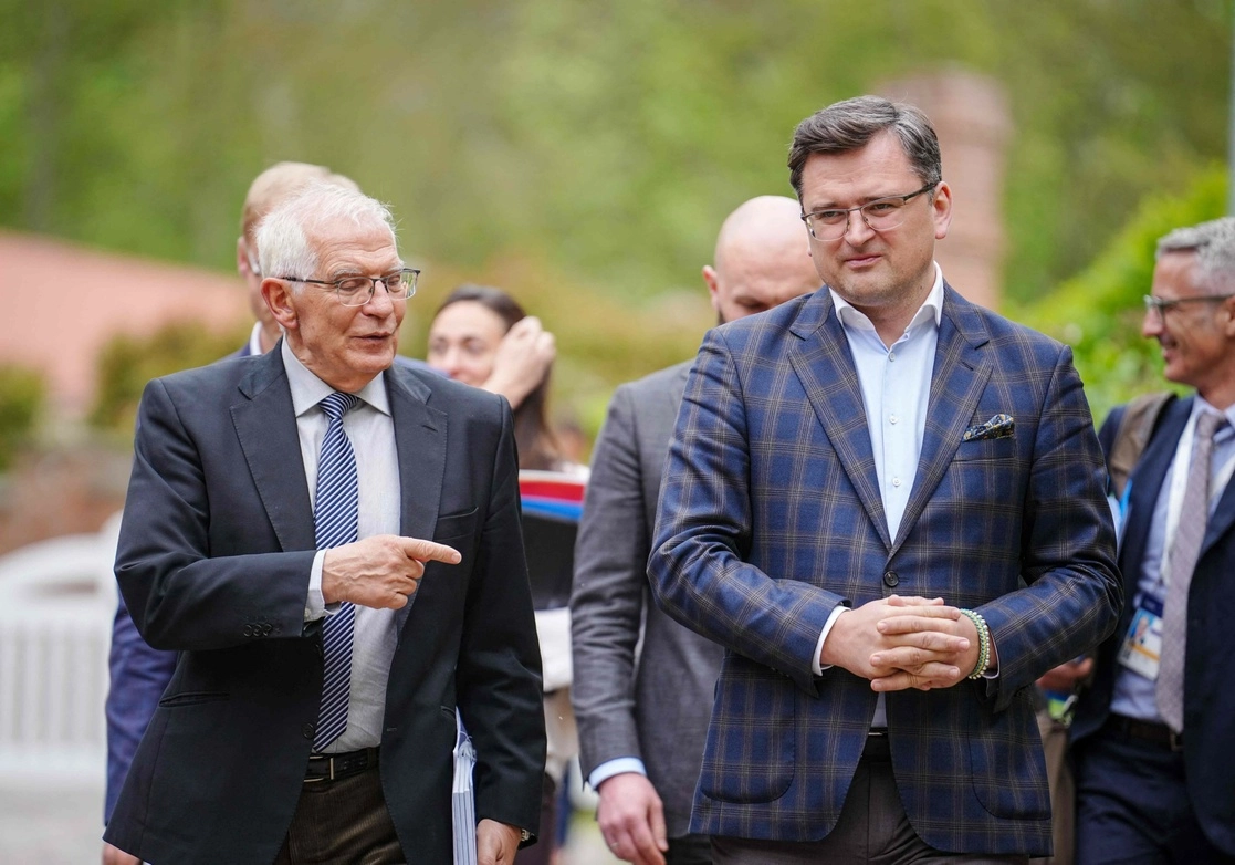 El Alto Representante de la Unión Europea para Asuntos Exteriores y Política de Seguridad, Josep Borrell (izq.), y el Ministro de Relaciones Exteriores de Ucrania, Dmytro Kuleba, hablan durante una reunión bilateral en la reunión de Ministros de Relaciones Exteriores del G7 en Wangels, norte de Alemania, el 13 de mayo de 2022. Foto Afp