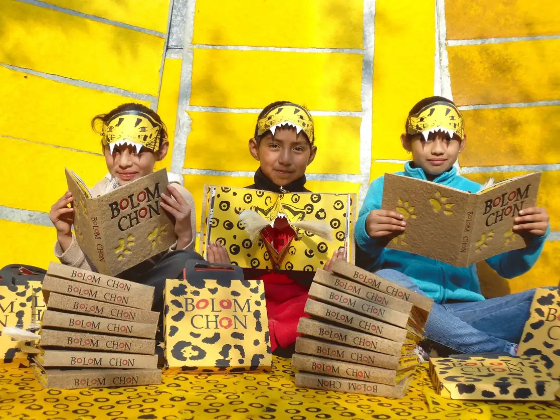 Integrantes del taller maya tsotsil, con residencia en San Cristóbal de las Casas, Chiapas, expresaron su felicidad por haber obtenido el Premio Nacional de Artes y Literatura 2021 en el rubro de Artes y Tradiciones Populares, pero también su desconfianza de que no haya pronta entrega, ya que en los gobiernos de Felipe Calderón y Enrique Peña Nieto se postularon con valiosa obra, la cual nunca fue devuelta. En la imagen, pequeños lectores muestran la edición de ‘Bolom Chon’. Foto cortesía de Leñateros 
