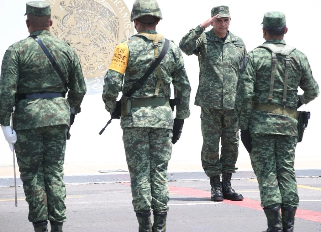 El comandante jefe encargado del desfile militar del 16 de septiembre, Carlos Arturo Pancardo Escudero, saluda a sus compañeros durante la presentación del primer contingente que integrará el evento de la Independencia, en la Ciudad de México, el 5 de agosto de 2022. Foto José Antonio López