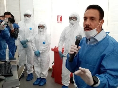 El gobernador de Hidalgo, Omar Fayad Meneses, durante la presentación del Hospital Inflable de Respuesta Inmediata para atender la contingencia por el coronavirus. Foto Juan Ricardo Montoya
