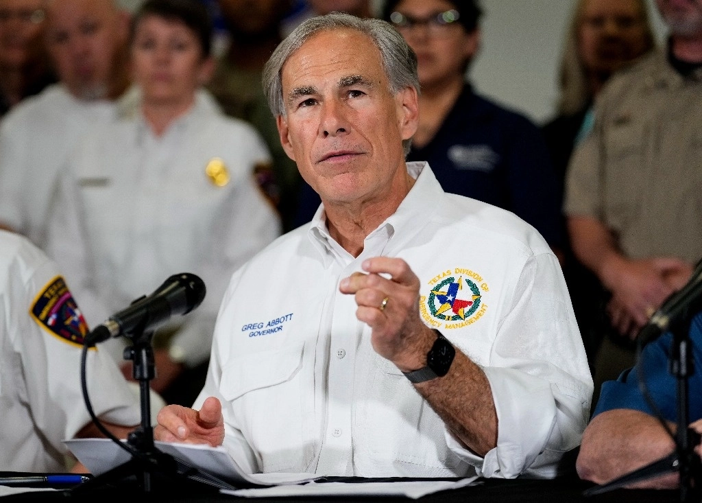 El gobernador de Texas, Greg Abbott, actualiza la respuesta actual del estado a las condiciones climáticas severas y las inundaciones que afectaron a las comunidades del este de Texas durante una conferencia de prensa, el 6 de mayo de 2024. Foto Ap