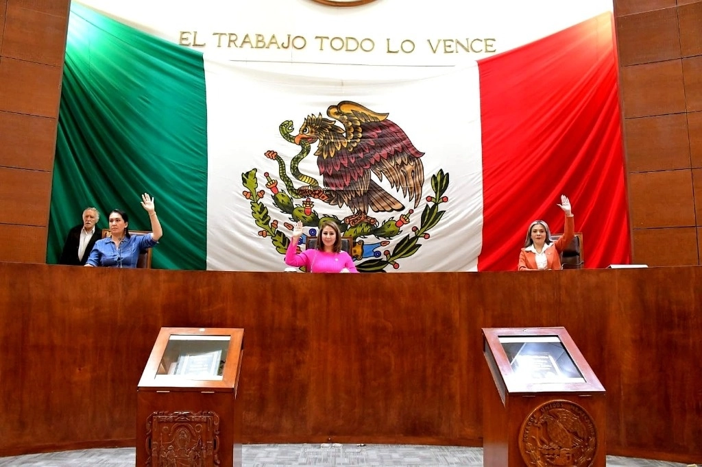 Las diputadas Zulema Santacruz, Martha Elena Rodríguez y Priscila Benítez presidieron la Mesa Directiva del Congreso de Zacatecas durante la votación del punto de acuerdo sobre la designación irregular de una magistrada por parte del gobernador David Monreal. Foto ‘La Jornada’