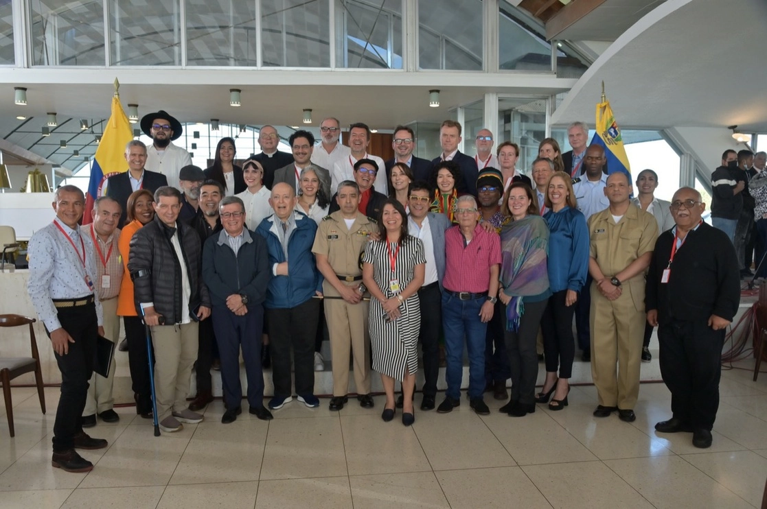Las delegaciones de paz del gobierno de Colombia y del ELN, en presencia de países garantes y observadores internacionales, instalaron ayer una mesa de diálogo en Caracas con miras a un acuerdo de paz. Foto del alto comisionado de paz de Colombia, Iván Danilo Rueda, en Twitter



