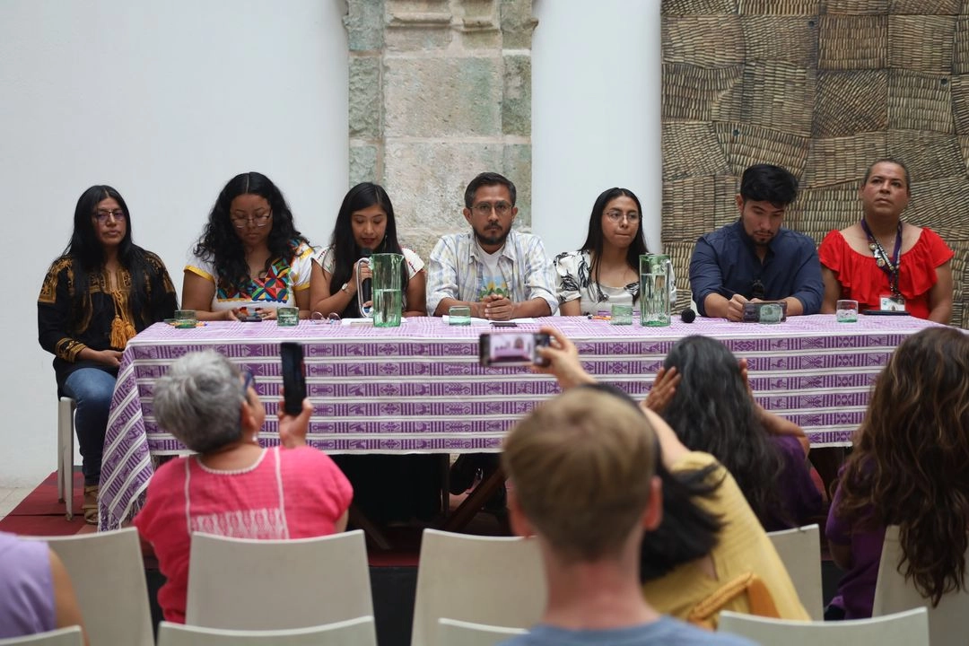 Organizaciones defensoras de derechos humanos, la tierra y el territorio, ayer, durante una conferencia en el Centro Cultural San Pablo, en la capital de Oaxaca, en la que presentaron un documento con propuestas ante los graves problemas que padece el estado.