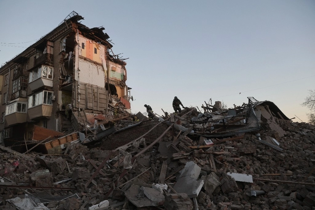 Edificio residencial impactado por ataques aéreos rusos en la ciudad ucrania de Zaporiyia. Foto Ap