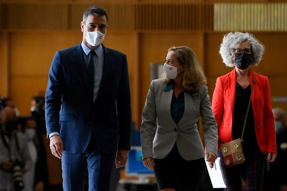 El presidente del gobierno de España, Pedro Sánchez, y la ministra de Economía, Nadia Calvino (al centro), asisten a un foro en Madrid, el pasado 25 de octubre. El gobierno modificó el decreto que buscaba contener el alza de las tarifas eléctricas. Foto Afp