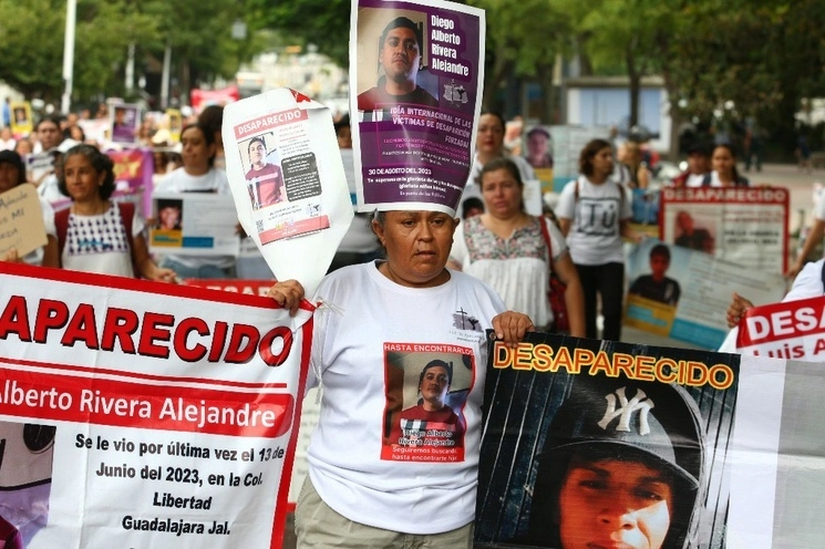 Integrantes de colectivos de búsqueda de desaparecidos, durante una marcha, en Guadalajara, Jalisco. Foto Arturo Campos Cedillo / archivo