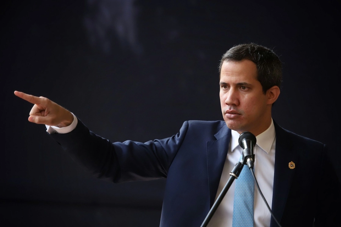 Juan Guaidó, el rostro opositor al gobierno de Nicolás Maduro ante la comunidad internacional, quedó ayer en la cuerda floja luego de que la mayoría de los ex diputados de la Asamblea Nacional venezolana elegida en 2015 votaron por eliminar la figura del gobierno interino. Foto Europa Press