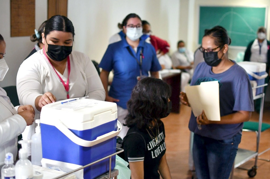 Menores de 12 a 17 años recibieron ayer la vacuna contra el Covid-19 en el Hospital General Regional 66 del IMSS, en Ciudad Juárez. Foto cortesía Delegación de Bienestar Chihuahua