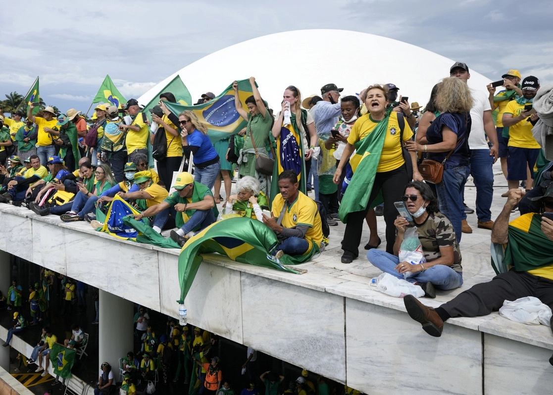 Simpatizantes del ex presidente brasileño, Jair Bolsonaro, se paran en el techo del edificio del Congreso Nacional después de invadirlo, en Brasilia, Brasil, el 8 de enero de 2023. Foto Ap