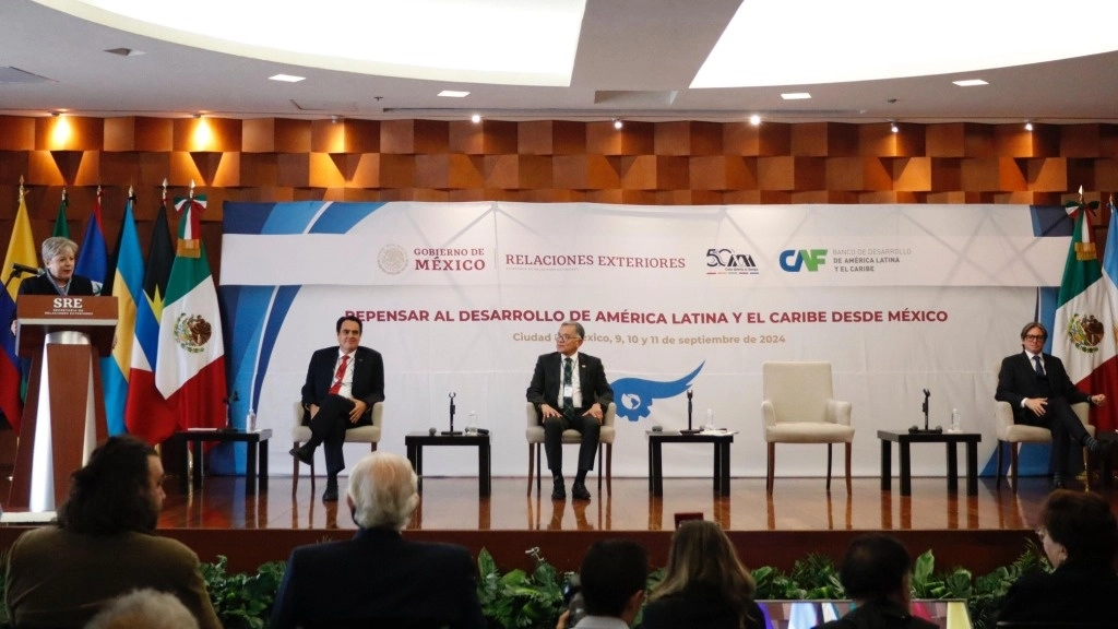 La canciller Alicia Bárcena, al encabezar ayer el seminario “Repensar al desarrollo de América Latina y el Caribe desde México”, que se celebra en la sede de la Secretaría de Relaciones Exteriores, con el auspicio de la dependencia, del CAF Banco de Desarrollo de América Latina y el Caribe, y la Universidad Autónoma Metropolitana. Imagen tomada de https://x.com/SRE_mx