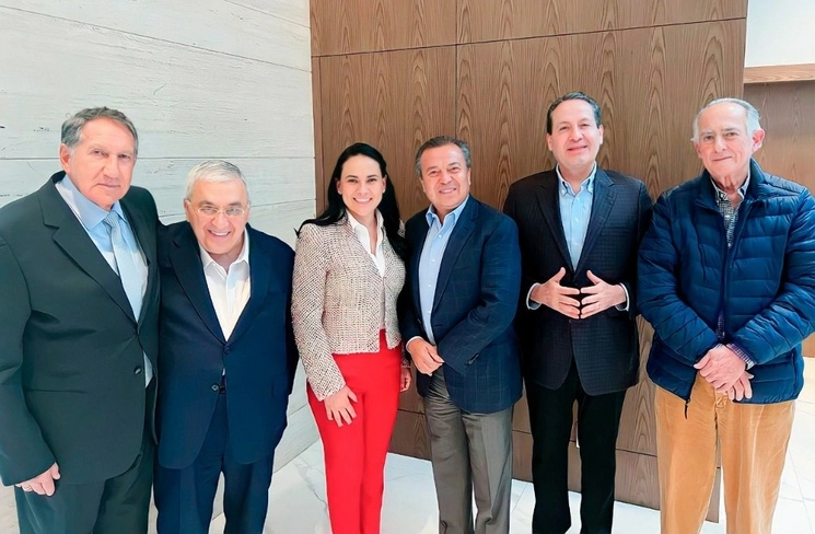 Alejandra del Moral, abanderada de la alianza PRI-PAN-PRD y Nueva Alianza a la gubernatura del estado de México, en una reunión con los ex mandatarios estatales Arturo Montiel, Emilio Chuayffet, César Camacho, Eruviel Ávila y Alfredo Baranda, en octubre de 2022. Foto 'La Jornada'



