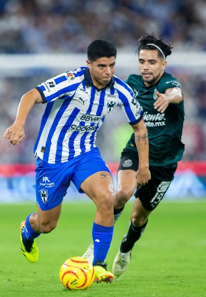 Víctor Guzmán, defensor de los regiomontanos, elude la marca del ariete de las Chivas Ricardo Marín, quien en la recta final anotó para sentenciar el triunfo de los rojiblancos en Monterrey. Foto Afp 