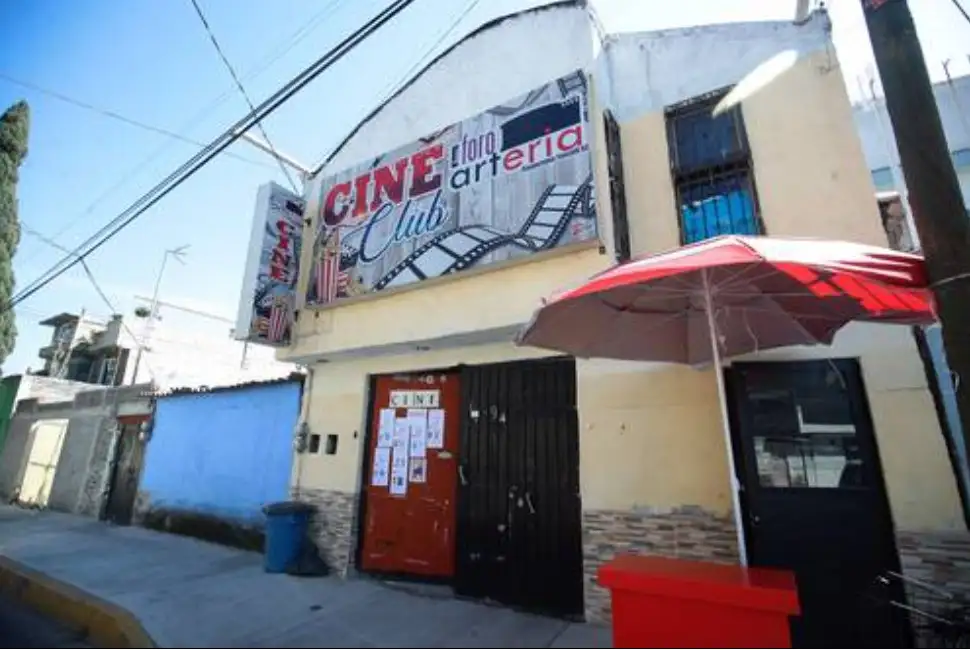 Una pequeña sala de barrio, como en el filme de Tornatore, éxito de la cooperativa Toxcsatli que alegra las tardes a vecinos de todas las edades en la alcaldía Tláhuac. Foto Cristina Rodríguez