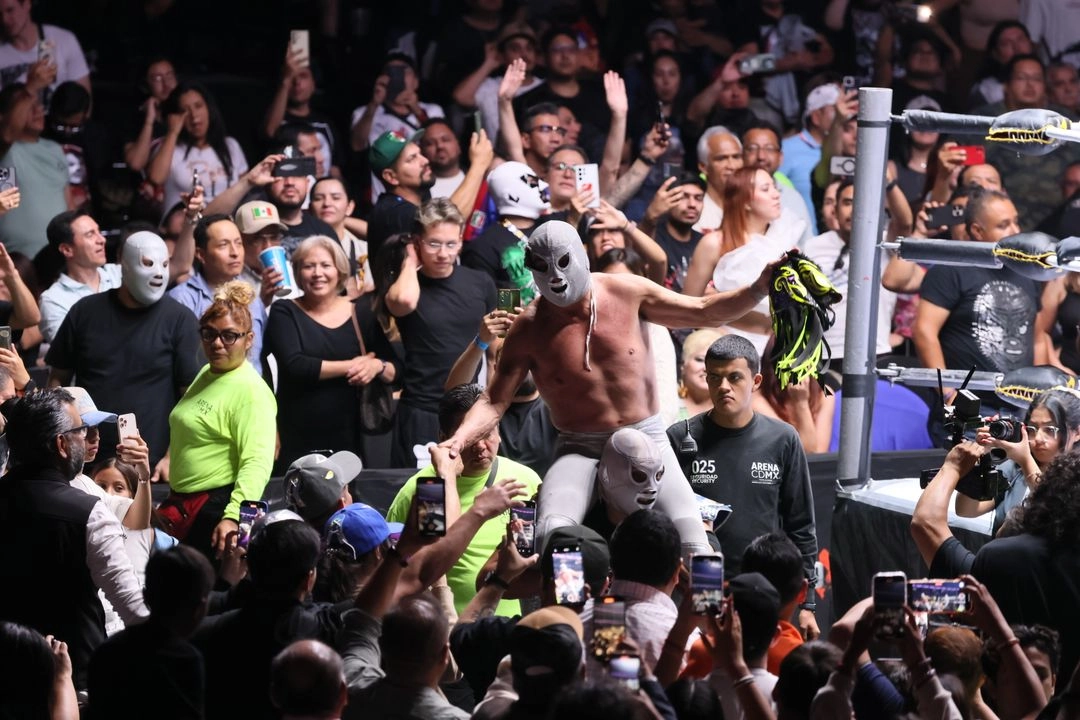 Durante su despedida, el luchador El Hijo del Santo salvó la máscara y salió en hombres ovacionado por sus seguidores. Foto 