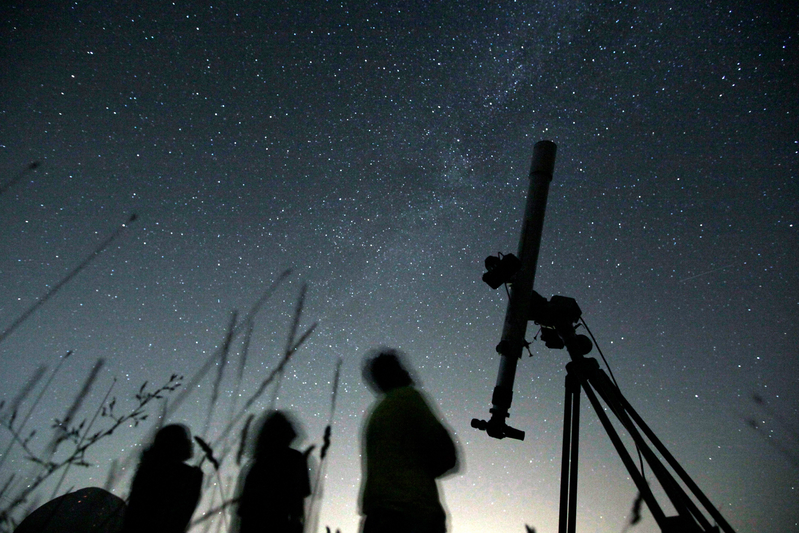 En México, el INAH y la UT organizarán una jornada gratuita de observación astronómica en el Museo de Murales Teotihuacanos Beatriz de la Fuente. En la imagen, contemplación desde un observatorio cerca del pueblo de Avren, Bulgaria. Foto 