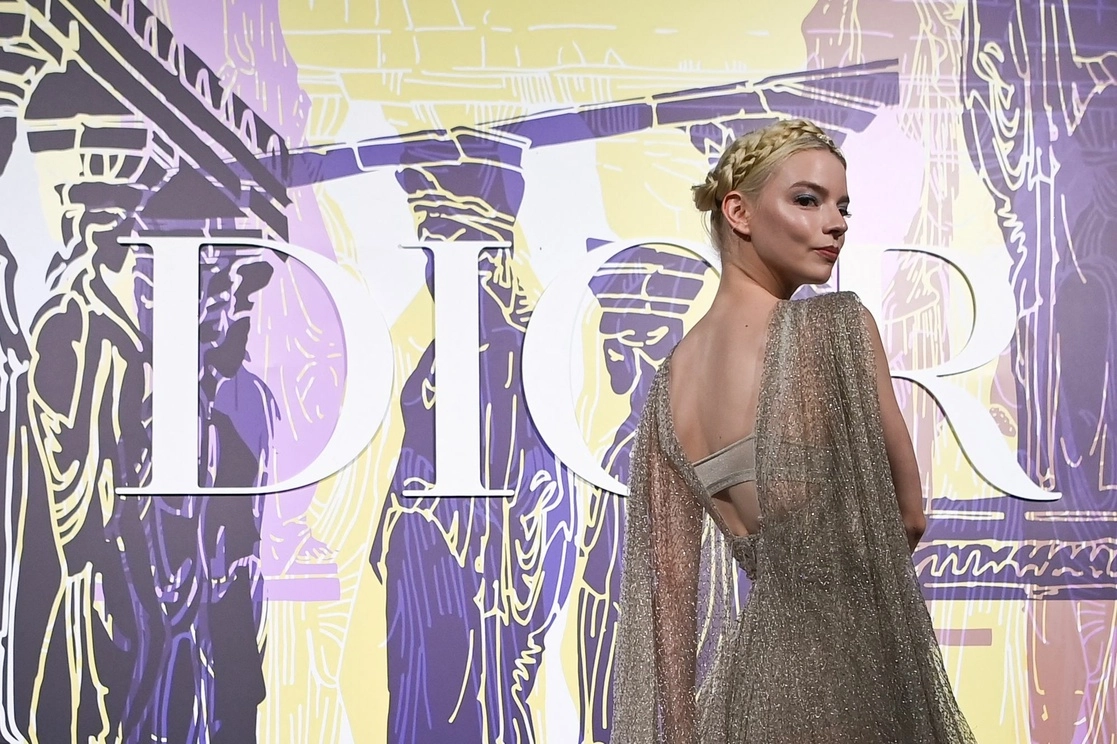 En imagen de archivo, la actriz Anya Taylor-Joy antes del desfile de Dior Croisiere en Atenas. Foto Afp