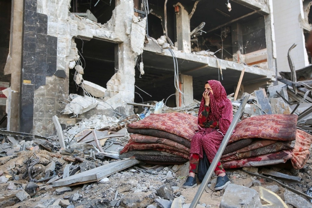 Palestina llora entre los escombros del complejo de salud de Al Shifa, en la franja de Gaza. Foto Afp 



