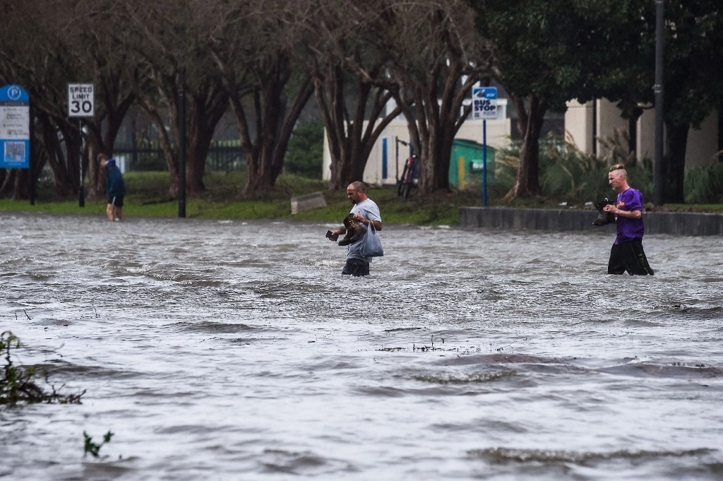Una réplica de una carabela de Cristóbal Colón, la Niña, que se encontraba atracada frente a Pensacola, ha desaparecido. Foto Afp