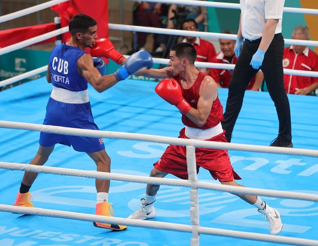 Fernando Vega, de rojo, perdió por decisión unánime ante el cubano Saidel Horta, subcampeón mundial en la división de peso pluma. Foto @CONADE