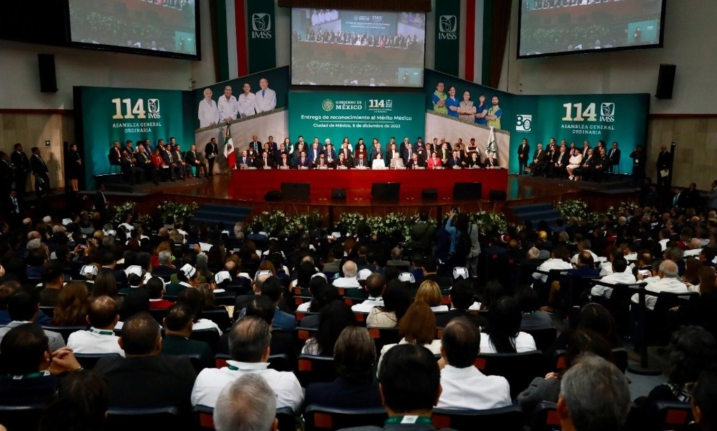 El director general del IMSS ofreció un informe de labores en el marco de la 114 Asamblea General Ordinaria, realizada en la Unidad de Congresos del Centro Médico Nacional Siglo XXI. Imagen tomada de https://twitter.com/rosaicela_