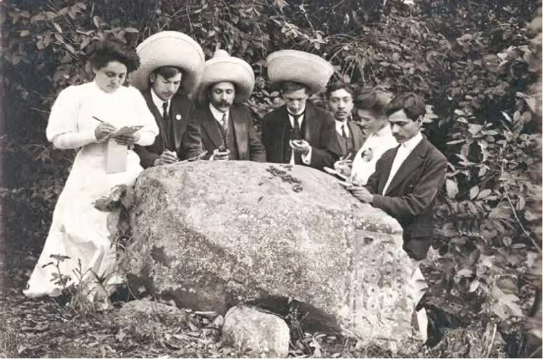 Arqueólogos del Museo Nacional en trabajo de campo en el cerro del Mulato. La imagen impresa en una tarjeta postal está fechada en 1910 y forma parte de la colección gráfica del Instituto Nacional de Antropología e Historia, inv. 416846, Sinafo, Secretaría de Cultura-INAH. Foto autor anónimo 