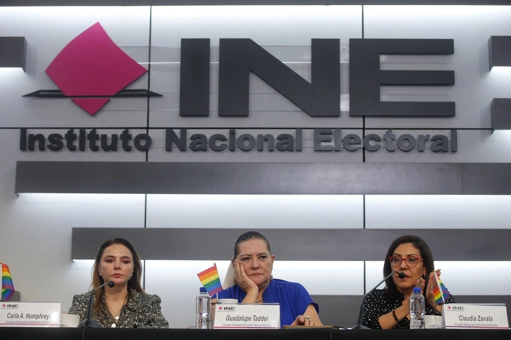 Como una medida extraordinaria y urgente, el INE buscará personas para ocupar 818 vacantes: 769 capacitadores y 49 supervisores, cuyo trabajo es fundamental para la operación de casillas y captura de datos que alimentan los sistemas de resultados. Foto José Antonio López / Archivo