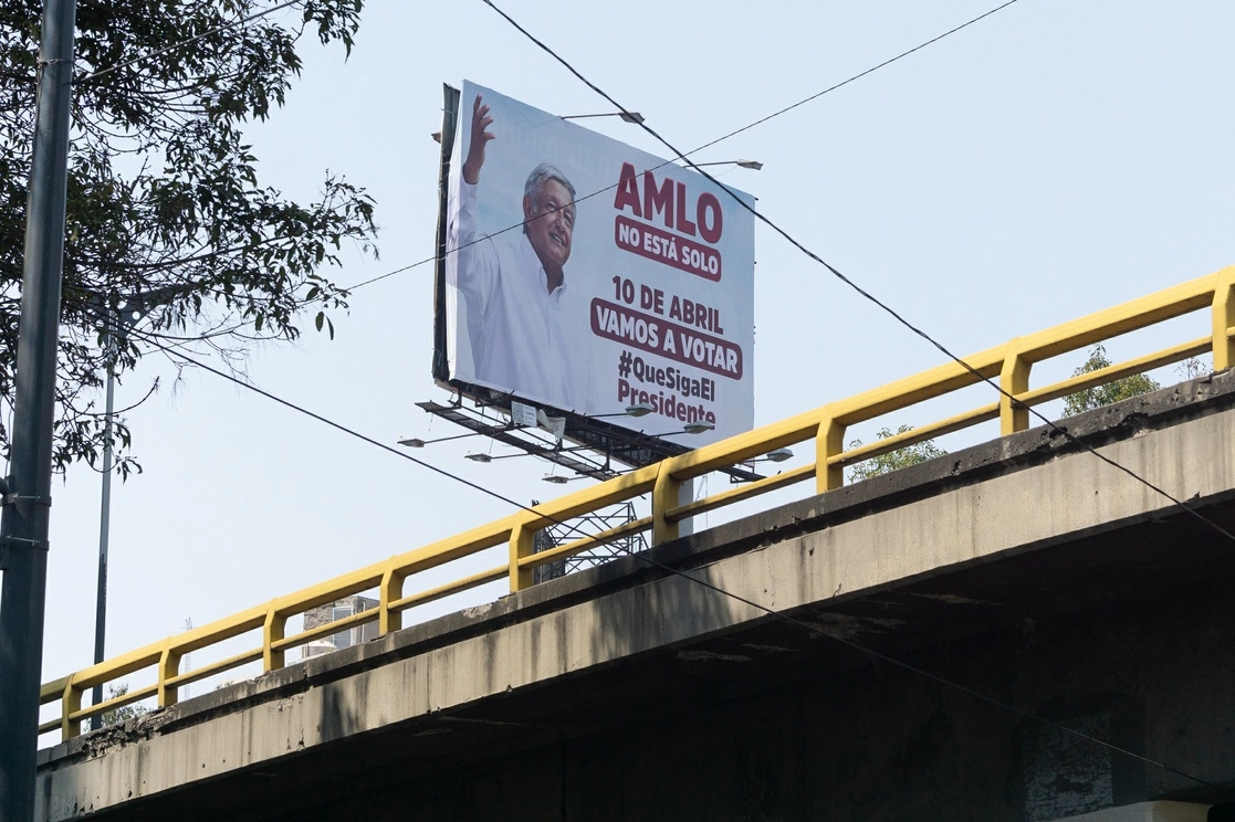 En distintas avenidas de la capital se pueden observar anuncios espectaculares de la consulta. Foto Pablo Ramos