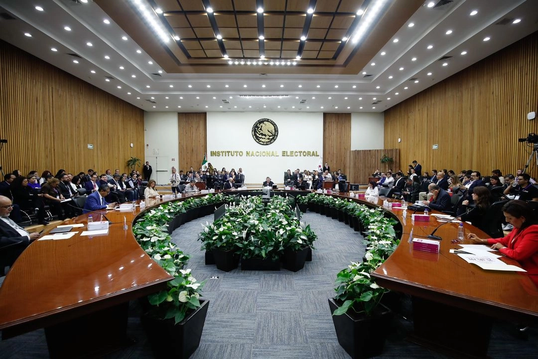 Más tarde, también en el salón de sesiones del INE, la consejera presidenta, Guadalupe Taddei, entregó las constancias de mayoría a los ganadores. Foto 