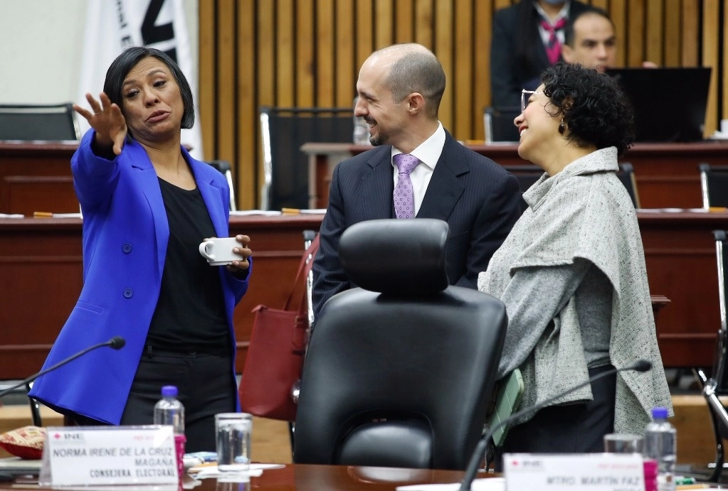 Los consejeros del INE Irene de la Cruz, Arturo Castillo y Rita Bell, durante la sesión del 25 de enero pasado. Foto Cristina Rodríguez 