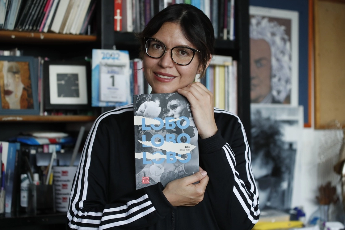 'Lobo' es la primera novela de la autora originaria de Puebla, quien a los 19 años era reportera de nota roja en La Jornada de Oriente. Foto Cristina Rodríguez