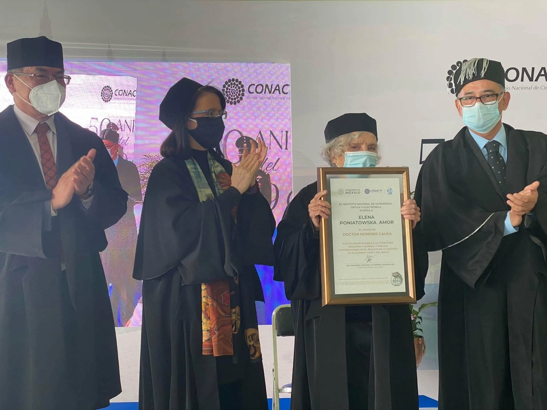 De izquierda a derecha, Melitón Tapia, María Elena Álvarez-Buylla, Elena Poniatowska y Edmundo Gutiérrez, durante la entrega del reconocimiento. Foto Fundación Elena Poniatowska Amor

