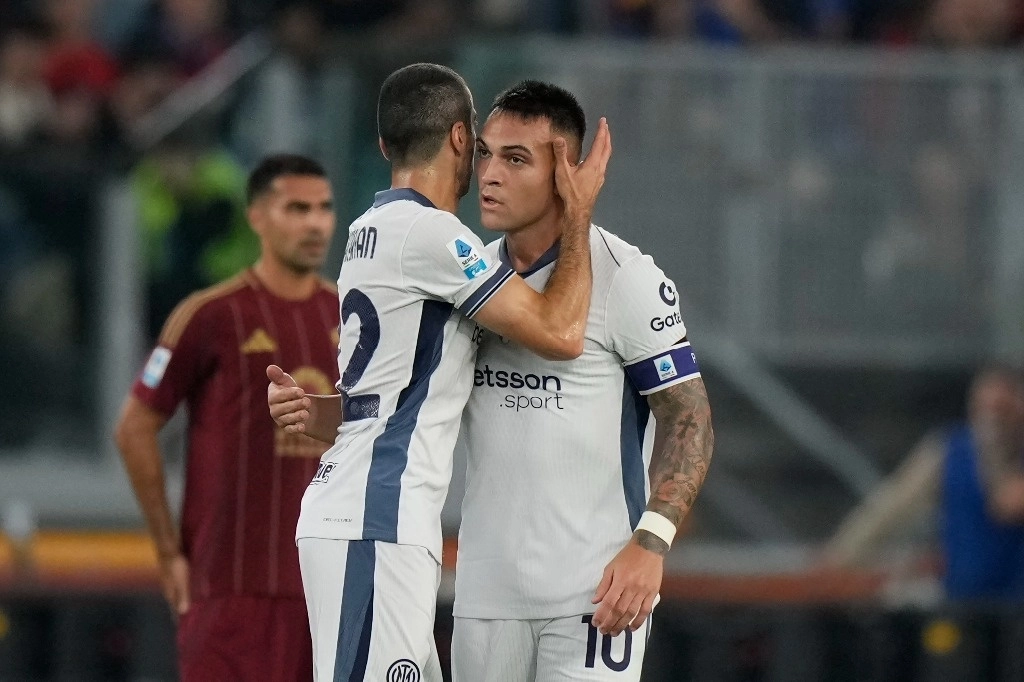 Lautaro Martínez, del Inter de Milán, a la derecha, celebra tras anotar el primer gol con Henrikh Mkhitaryan del Inter de Milán durante el partido de fútbol de la Serie A entre Roma e Inter de Milán en el Estadio Olímpico de Roma, Italia, el 20 de octubre de 2024. Foto Ap