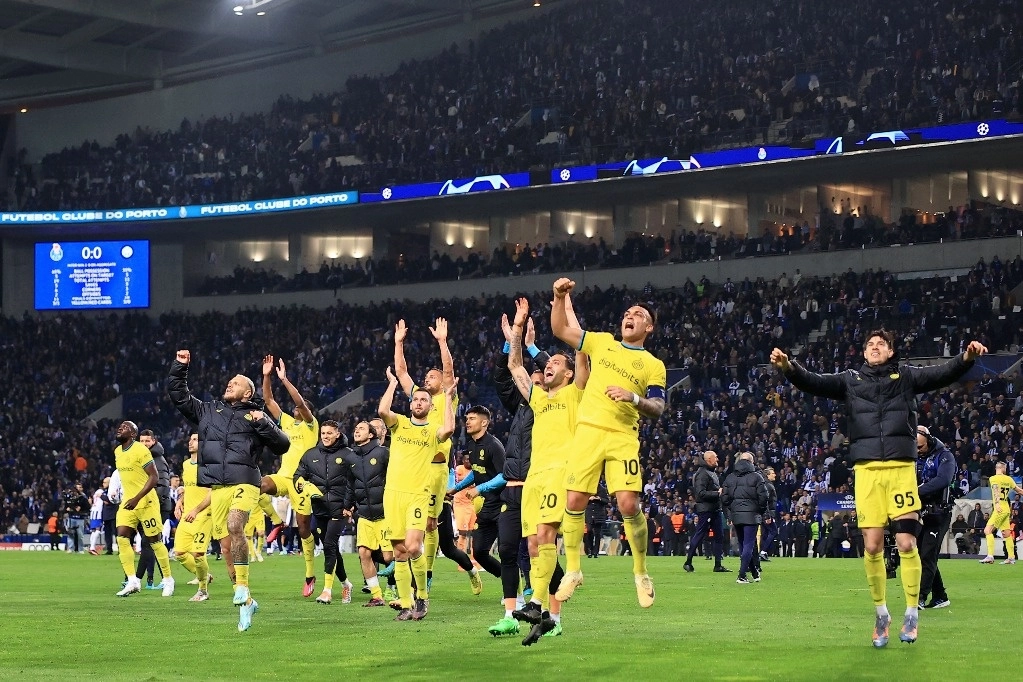 Los jugadores del Inter de Milán celebran el pase a cuartos de final de la Liga de Campeones tras el empate a cero en el partido de vuelta contra el Porto. Foto Ap.