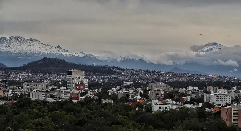 El frente frío 35 causó nevadas, caída de agua nieve y lluvias en gran parte del país. Sobre estas líneas, diversión en el Ajusco, CDMX. Foto Marco Peláez