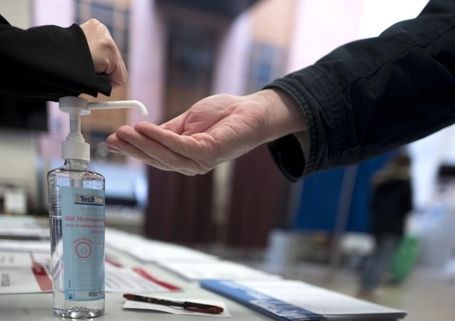 Para disminuir el riesgo de enfermedad se recomienda lavarse las manos frecuentemente con agua y jabón o utilizar gel con base de alcohol al 70 por ciento. Foto Ap