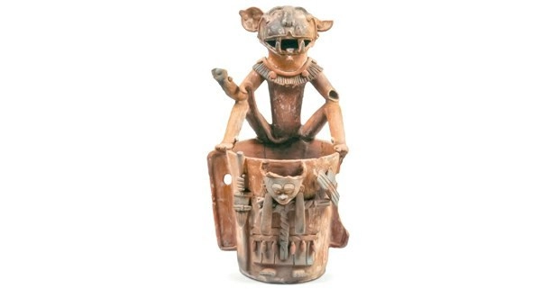 Urna con personaje con máscara de jaguar, Comitán, Chiapas, Clásico tardío (600-900 d.C.), cerámica modelada. INAH, Museo Regional de Chiapas, Tuxtla Gutiérrez, Chiapas. Tomado de Mayas, el lenguaje de la Belleza, Instituto Nacional de Antropología e Historia, 2015