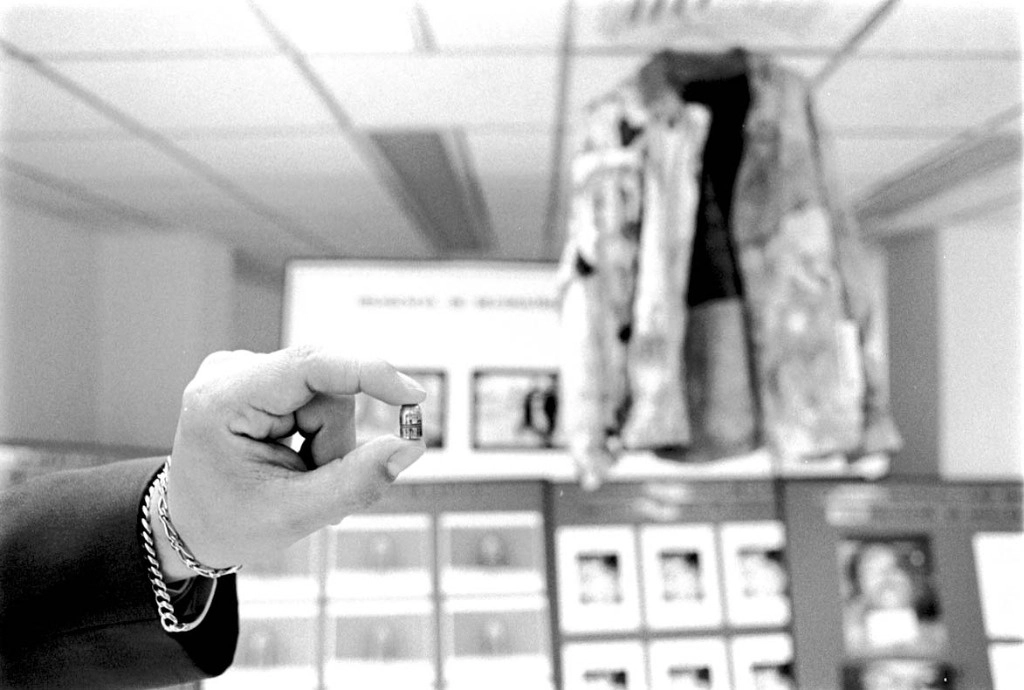 Bala recuperada en la escena del crimen, vista durante una entrevista de la Fiscalía Especial del caso Colosio, en entrevista con 'La Jornada', el 28 de agosto de 1997. Foto Fabrizio León


