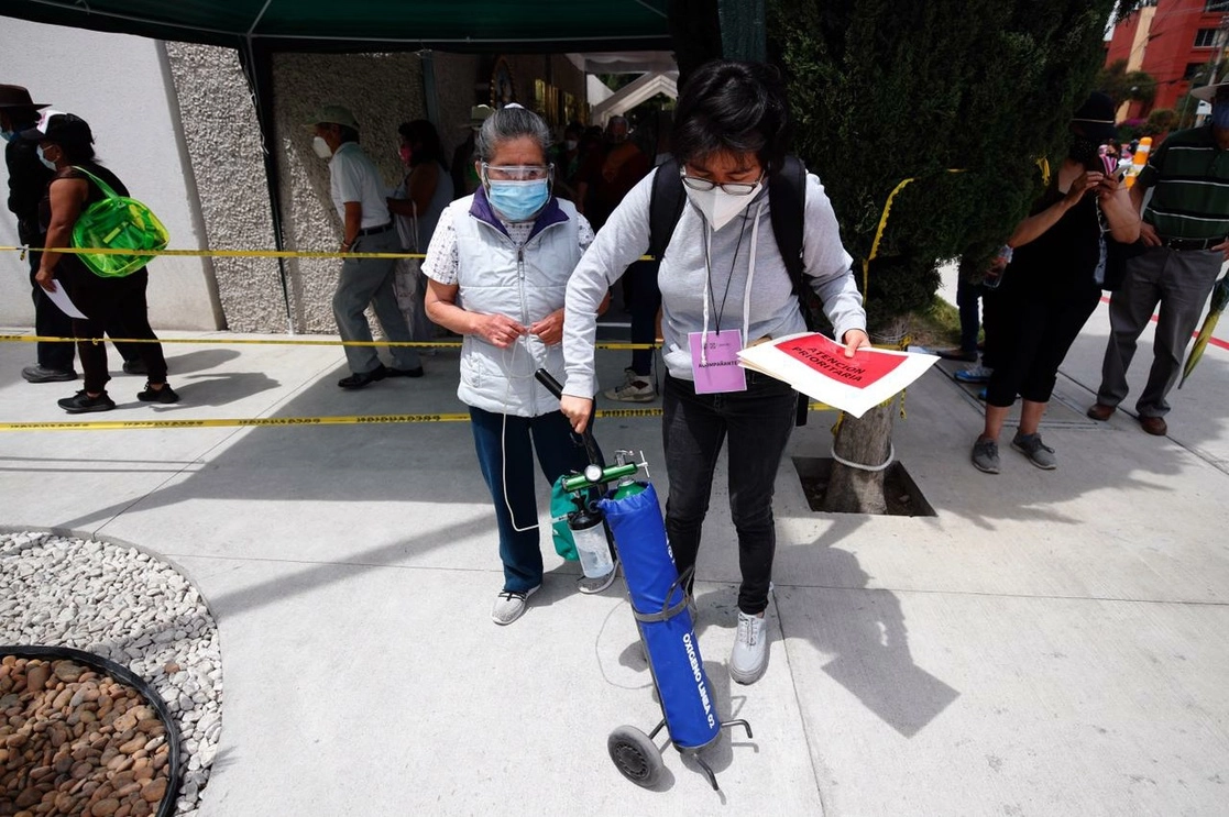 Adultos mayores de 60 años realizan fila en el exterior de las instalaciones del Centro de Estudios Superiores en Ciencias de la Salud de la Secretaría de Marina para recibir su dosis de la vacuna Pfizer-Biontech contra Covid-19, en la alcaldía Coyoacán, Ciudad de México, el 29 de marzo de 2021. Foto Cristina Rodríguez