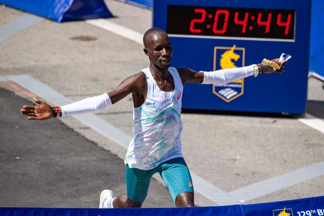 El keniano John Korir cruza la meta tras ganar la carrera masculina durante la 129.ª Maratón de Boston, en Massachusetts, el 21 de abril de 2025.
