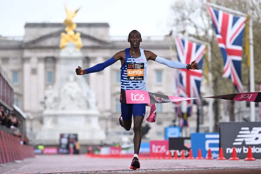 Apenas cruzó la meta, el keniano Kelvin Kiptum se desvaneció tras ganar en el Maratón de Londres con el segundo mejor tiempo de la historia en la distancia, el 23 de abril de 2023. Foto Afp 