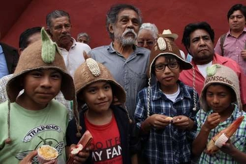 El CaSa también tuvo que cerrar por la pandemia de Covid-19; sin embargo, su director comparte con La Jornada que gracias a las posibilidades tecnológicas no pararon las actividades e incluso llegaron a un público más amplio. Sobre estas líneas, el artista plástico en Oaxaca, durante la conmemoración del Día Nacional del Maíz en septiembre de 2014.Foto Jorge A. Pérez Alfonso