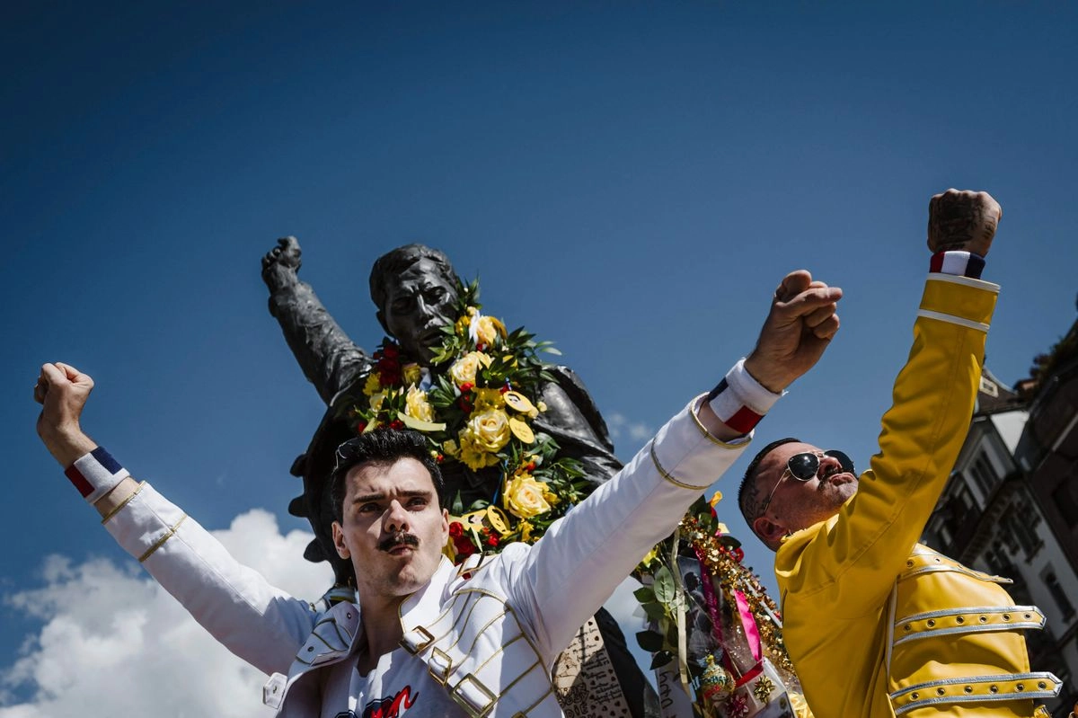 Los fanáticos posan frente a una estatua del fallecido cantante de la banda de rock Queen, Freddie Mercury, mientras se reúnen para celebrar el 79 cumpleaños de la estrella, en Montreux, oeste de Suiza, el 5 de septiembre de 2025. 