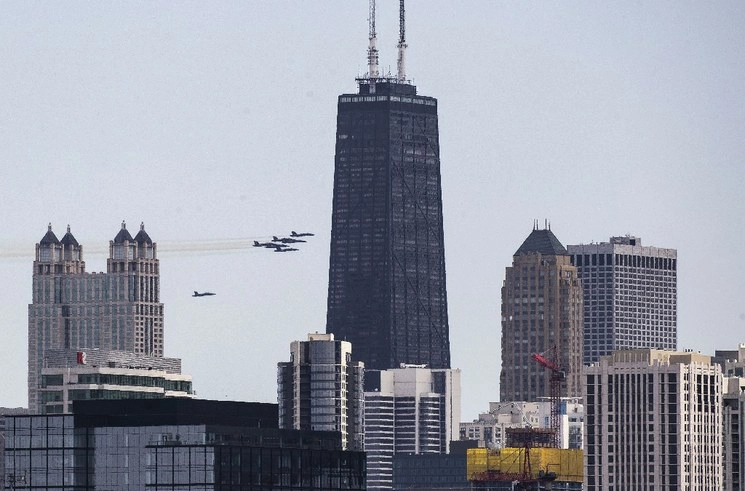Una formación de los ‘Blue Angels’ vuela sobre la ciudad de Chicago, para saludar a los trabajadores de la salud y equipos de respuesta ante la pandemia por Covid-19, el 12 de mayo de 2020. Foto Xinhua