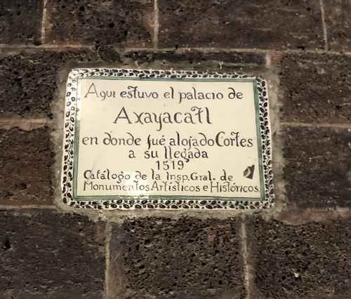  Edificio en la esquina de 5 de Mayo y República de Brasil, donde se ubicaron las casas de Cortés o Marquesado del Valle, sitio que durante la época prehispánica fue el palacio de Axayácatl. Foto Colección del Museo de la Ciudad de México y Wikimedia Commons