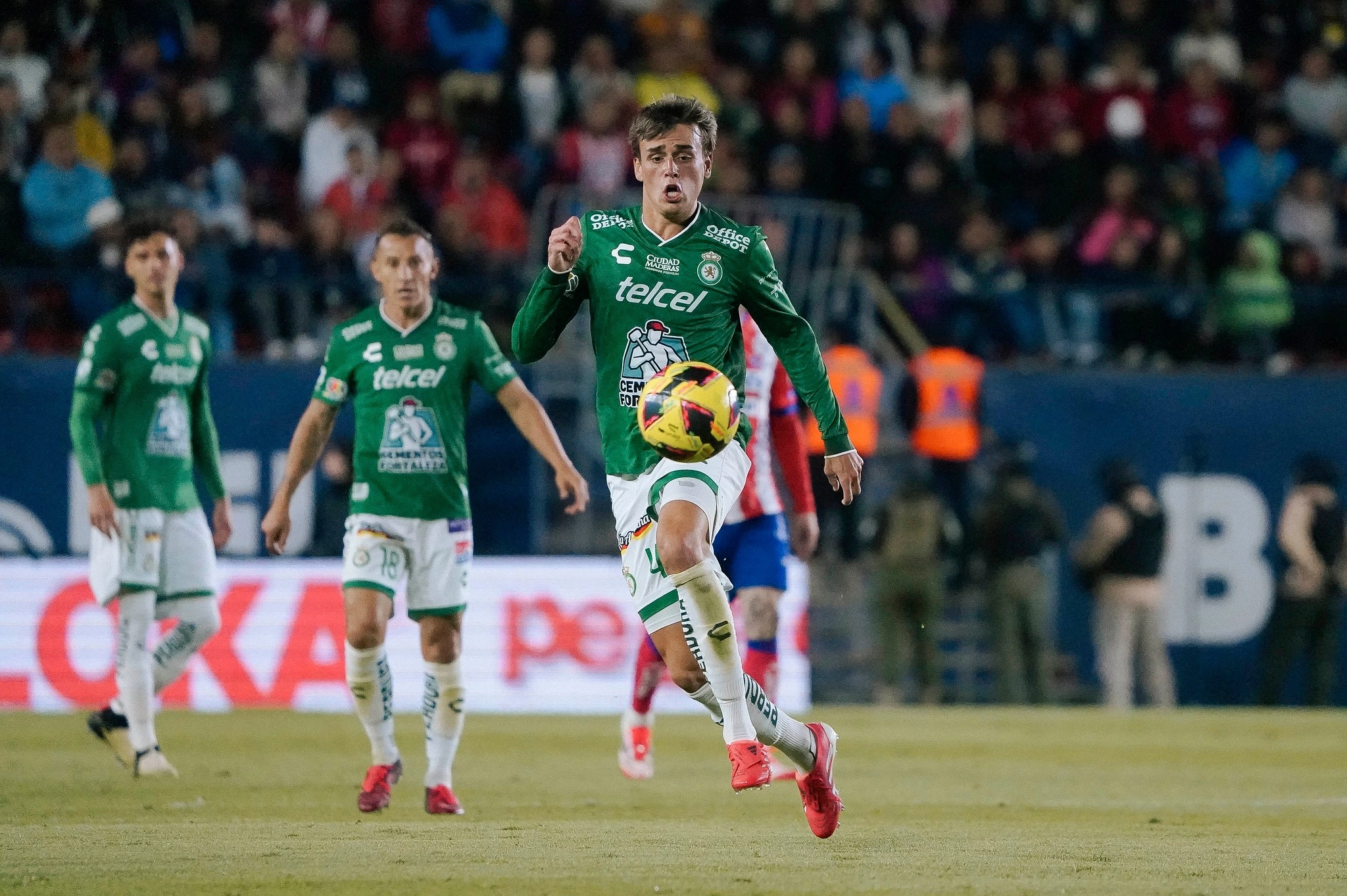 El futbolista esmeralda (al frente), quien fue privado de su libertad para ser asaltado cuando se dirigía a entrenar, agradeció las muestras de apoyo y confirmó que se encuentra en condiciones para continuar su actividad profesional de manera normal. Foto