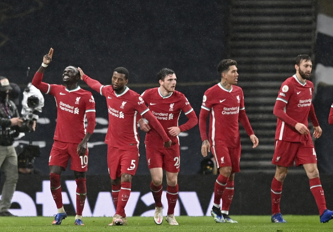 Los jugadores del Liverpool celebran el tercer gol del encuentro frente al Tottenham. Foto Ap